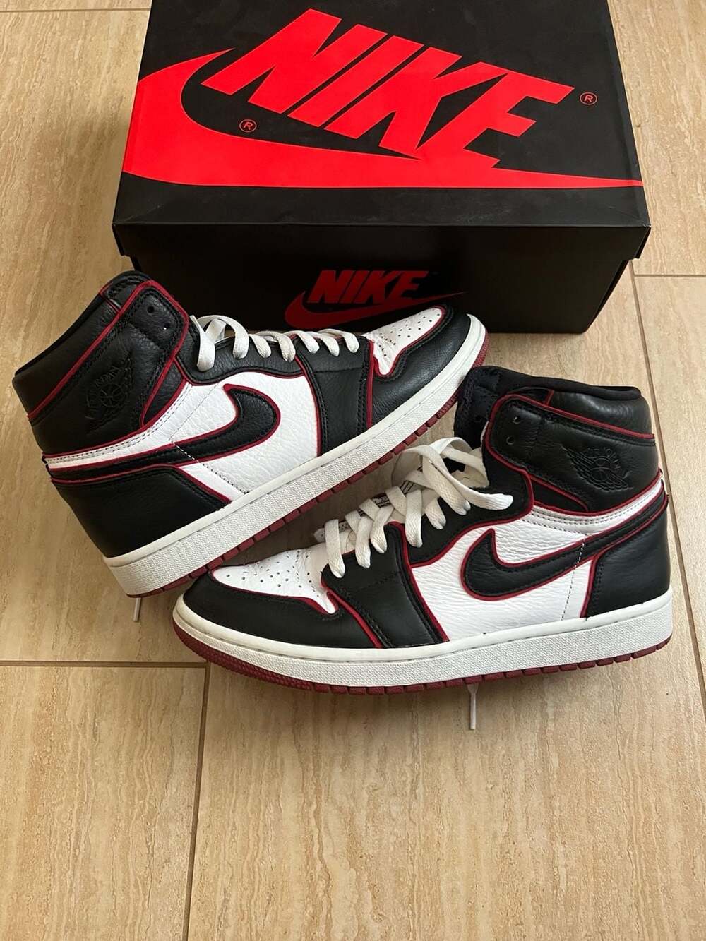 Air Jordan 1 Retro High OG 'Bloodline' Black/Gym Red-White Size 8.5